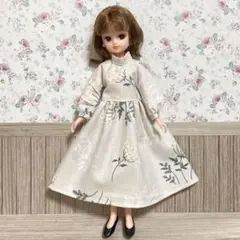 27センチドールサイズの服ハンドメイド ふんわり刺繍ワンピース