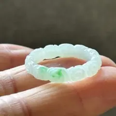 ミャンマー産天然本翡翠 A貨 氷種 高品質 陽緑花柄 くり抜きリング 約4