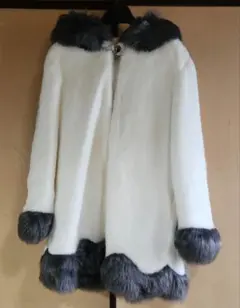 期間限定お値下げ　白フェイクファー　フード付きコート