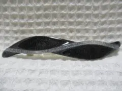 クリア系色の細いライン付き　ブラック系色ラメ入りウエーブ型のアクリル系　バレッタ