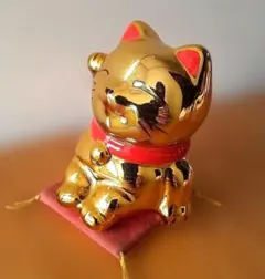 金色の招き猫　貯金箱　赤い座布団付き