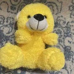 フワフワの黄色いクマ型ぬいぐるみ