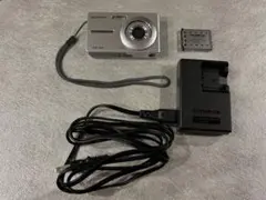 オリンパス コンパクトデジタルカメラ 本体と充電器のサムネイル