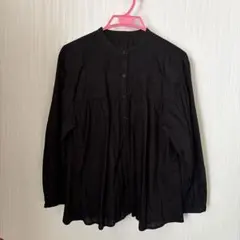 黒い長袖シャツ ボタン付き