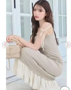 ベージュ ノースリーブ フリルニットワンピース　Rady 　Cheri mi