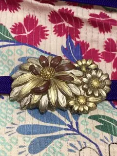 アンティーク帯留め　大輪菊　金属製　三色コンビ　帯締め付き