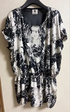 ブージュルード　半袖 チュニック 総柄のサムネイル