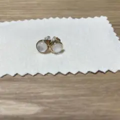 ホワイトスタッドピアス