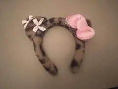 ヒョウ柄カチューシャ ピンクリボン付き キティー