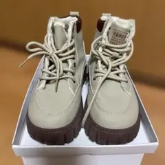 QM ファー付きベージュハイカットブーツ