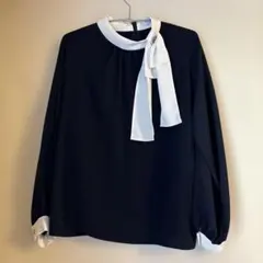 TONAL ネイビー リボン付き バルーン袖ブラウスのサムネイル