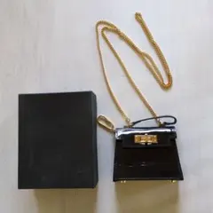 エナメル黒 チェーン付きポーチ ミニバッグ