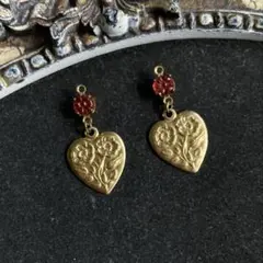 ヴィンテージグラスフラワールビーレッドとブラスハートとお花のピアス／イヤリング