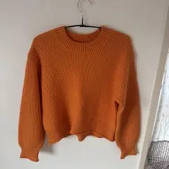 オレンジ色のリブ編み長袖ニット