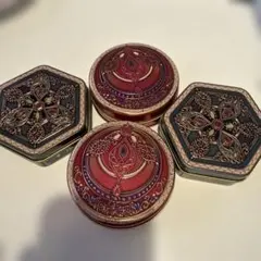 新品！ ジャミーラ ダウイ(灯)＆ 青山デカーボ クリスマスエンブレム缶