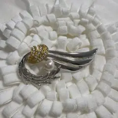 パール装飾 リーフモチーフ ブローチ