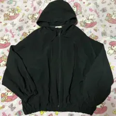 フード付きブラックジャンパー