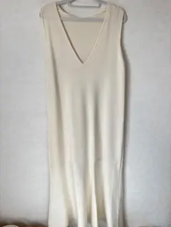 GU マーメイドニットジャンパードレス　ホワイト　ベージュ