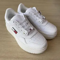 【新品】TOMMY JEANS TWICE着用 厚底スニーカー 白 完売希少品のサムネイル