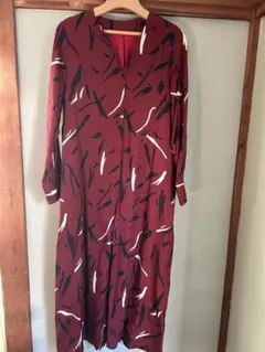 赤い抽象模様 Vネック長袖ワンピース