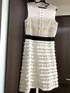 TOCCA ベージュホワイト花柄刺繍ノースリーブワンピース