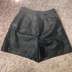 レザーショートパンツ