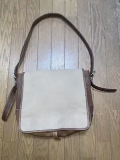 プラダ　メッセンジャーバッグ　ショルダー　革　革ベルト