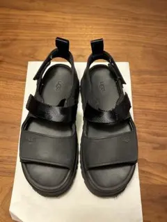 UGG GOLDENGLOWブラック スポーツサンダル 厚底のサムネイル