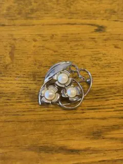 花とパールのブローチ　真珠