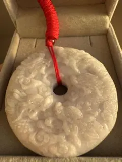 (1403) 天然翡翠Ａジェット　ハンドメイド両面彫刻ペンダントトップ　紐付き