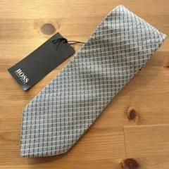 新品タグ付HUGO BOSS　ネクタイ　ベージュ×グレー　イタリア製