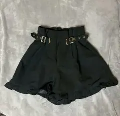abc une face フリル付き黒ショートパンツ