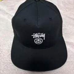Stussy 黒 スナップバックキャップ