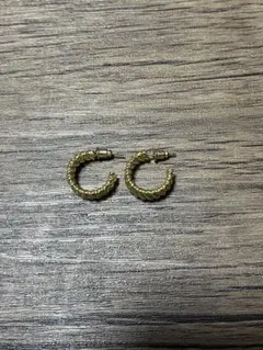 ゴールド ねじれデザイン ピアス 約2.5cm