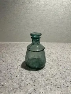 小さな緑色のガラス瓶