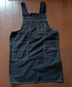 黒いサロペットエプロン ３ポケット