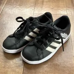 【未使用品】　adidas 子供　キッズ スニーカー　18ｃｍ　美品　ジュニアのサムネイル