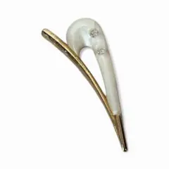 ブローチ　ホワイト流線型ブローチ 白　アクセサリー　昭和レトロ　アンティーク