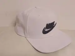 美品〈NIKE〉キャップ ナイキ 未使用 白 立体刺繍 大きめ