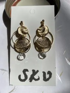 ラメ ゴールド 円形デザイン ピアス