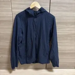 ユニクロ　ポケッタブルパーカMサイズ　ネイビー
