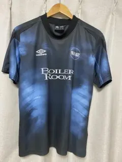 BOILERROOM×UMBRO ゲームシャツ Boiler Room Men's x Umbro Football Shirt in Blue Boiler Room