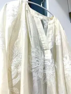 新品　アイボリー 刺繍入り バルーンスリーブ シャツ