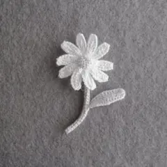 ブローチ　コサージュ　ハンドメイド　グレー　白　大人可愛い　シック　編み　かぎ針