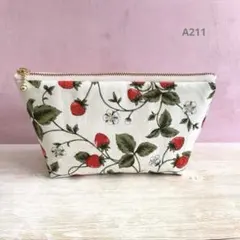 ハンドメイド＊コスメポーチ＊いちご＊ホワイト＊内布ピンク
