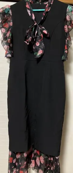 黒のフリル付き花柄ドレス