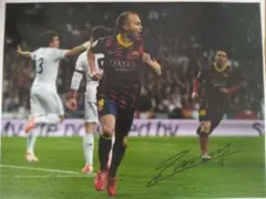 証明書付きexclusivememorabiliaイニエスタサインエル・クラシコ exclusivememorabiliaイニエスタ直筆サインフォト＋おまけ付き - メルカリ