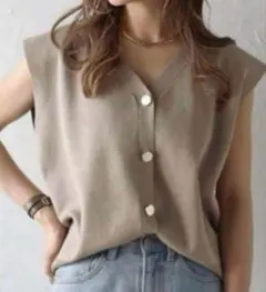 【新品】BONJOUR SAGAN ゴールド釦ボクシーニットベスト／ライトココア