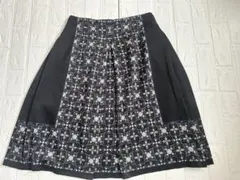 ＡＭＡＣＡ　黒と白の花柄幾何学　フレアスカート38（M-L）