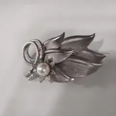 値下げ　真珠　シルバー葉デザインブローチ